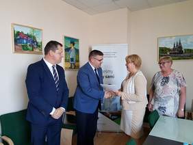 Pokaż zdjęcie: Podpisywanie umowy w ramach "Programu Wyrównywania Różnic Między Regionami III"- Marta Mordarska, Dyrektor Małopolskiego Oddziału PFRON z Przedstawicielami Powiatu Bocheńskiego