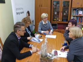 Pokaż zdjęcie: podpisanie umowy z Fundacją ASPI -racjami reprezentowaną przez przedstawicieli Zarządu Fundacji Magdalenę Charbicką i Ilonę Kreska 