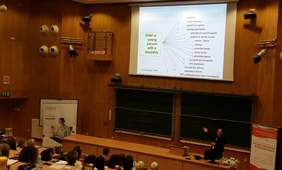 Pokaż zdjęcie: Wystąpienie Tima Bavintona, prelegenta z Australii