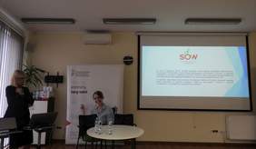 Pokaż zdjęcie: Wystąpienie Edyty Michalak, dyrektor Powiatowego Centrum Pomocy Rodzinie w Turku podczas konferencji pt. „Bez barier – osoba z niepełnosprawnością w przestrzeni publicznej” 