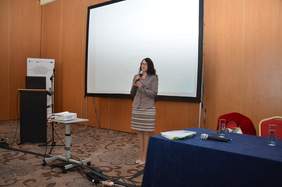 Pokaż zdjęcie: Pani Dorota Habich, p.o. Prezesa PFRON wita gości Centralnego seminarium podsumowującego, które odbyło się w 18.09.2018 Hotelu Gromada Centrum w Warszawie