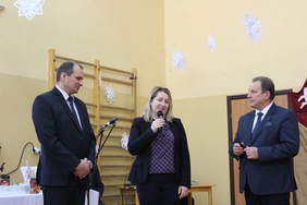 Pokaż zdjęcie: Rafał Bodys Kierownik WTZ, Iwona Osmałek pracownik Oddziału Lubelskiego PFRON, Zbigniew Naklicki Wójt Gminy Susiec