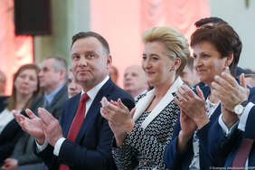 Pokaż zdjęcie: Para Prezydencka bije brawo podczas Gali IV edycji Konkursu Architektoniczno-Urbanistycznego „Lider Dostępności” 