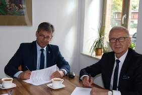 Pokaż zdjęcie: Bogdan Łapa - Starosta Kartuski (z prawej), Piotr Fikus – Wicestarosta Kartuski