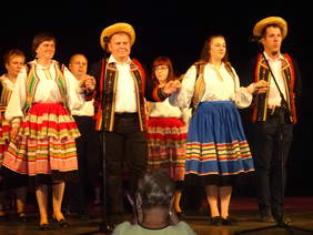 Uroczysty polonez w wykonaniu podopiecznych PSONI