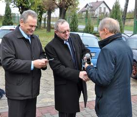 Pokaż zdjęcie: Dyrektor Oddziału Świętokrzyskiego PFRON symbolicznie przekazuje kluczyki do nowego pojazdu Dyrektorowi SOSW w Broninie 