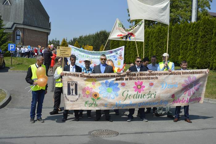 Pokaż zdjęcie: Marsz godności osób z niepełnosprawnością intelektualną, na przodzie pochodu idą osoby z banerem o tej samej treści.