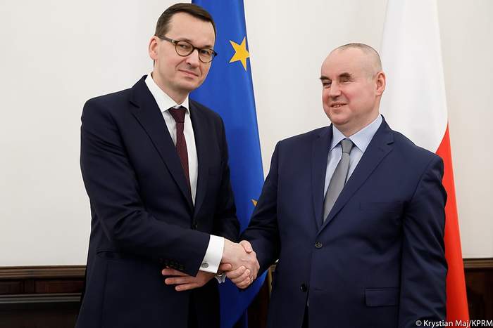 Pokaż zdjęcie: Mateusz Morawiecki ściska dłoń Pawła Wdówika