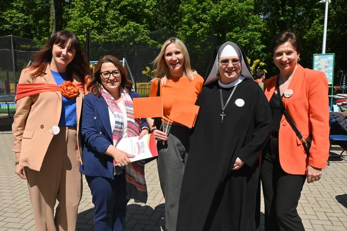 Pokaż zdjęcie: Do zdjęcia pozuje zakonnica oraz cztery uśmiechnięte kobiety.
