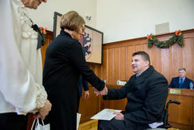 Dyrektor Kujawsko-Pomorskiego Oddziału PFRON Aleksandra Gierej wręcza upominek uczestnikowi Sesji