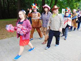 Pokaż zdjęcie: Uczestnicy XV Festynu Integracyjnego „Barierom Stop" w Lisówkach