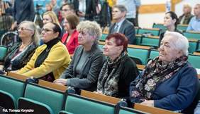 Pokaż zdjęcie: Kilkanaście osób słucha wykładu