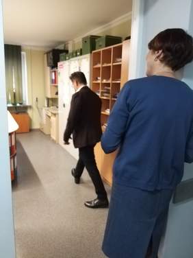 Pokaż zdjęcie: Oględziny pomieszczeń w PCPR w Prudniku przeprowadzane przez eksperta BHP i konsultantów Punktu Kontaktowego PFRON