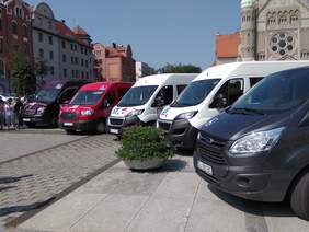 Pokaż zdjęcie: Pięć samochodów przeznaczonych do przewozu osób niepełnosrpawnych