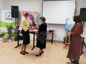 Pokaż zdjęcie: Pani Aleksandra Gierej składa gratulacje Dyrektor PCW - Pani Annie Toby