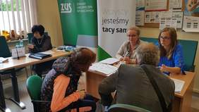 Pokaż zdjęcie: Pracownicy PFRON udzielają informacji