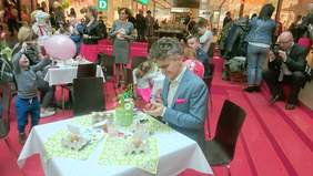 Pokaż zdjęcie: Senator Krzysztof Słoń maluje pisanki 