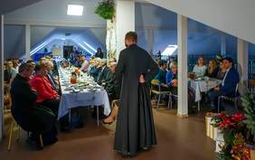 Pokaż zdjęcie: uczestnicy spotkania wigilijnego 