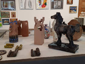 ceramika, prace przestrzenne, stoją na stole