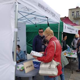 Pokaż zdjęcie: stoisko Oddziału Świętokrzyskiego PFRON podczas Targów Pracy na Rynku 