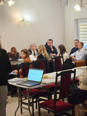 Pokaż zdjęcie: goście spotkania, przedstawiciele jednostek zajmujących się osobami niepełnosprawnymi zasiadający na sali konferencyjnej