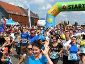 Biegacze podczas przekraczania linii START-u