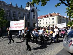 Pokaż zdjęcie: Uczestnicy Marszu Godności Osób Niepełnosprawnych w Białymstoku.