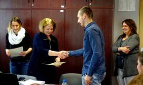 Dyrektor Kujawsko-Pomorskiego Oddziału PFRON - Aleksandra Gierej - wręcza jednemu z uczestników warsztatów zaświadczenie o udziale w warsztatach