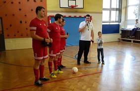 Pokaż zdjęcie: Krakowscy piłkarze z klubu Tyniecka Nie Widzę Przeszkód odwiedzili dzieci i młodzież w Szkole Podstawowej z Oddziałami Integracyjnymi nr 12 im. Janusza Korczaka w Krakowie