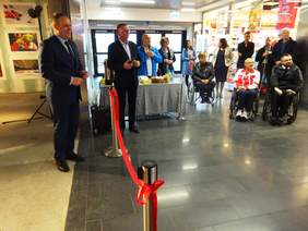 Wicewojewoda Kujawsko-Pomorski - Zbigniew Ostrowski i Prezydent Bydgoszczy - Rafał Bruski przygotowują się do przecięcia wstęgi i oficjalnego otwarcia wystawy