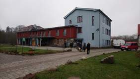 Pokaż zdjęcie: Budynek z pokojami gościnnymi i sklep