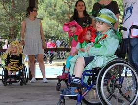 Pokaż zdjęcie: Uczestnicy Stowarzyszenia ,,Krok za Krokiem"