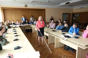 Pokaż zdjęcie: Katarzyna Heba instruuje studentów jak poruszać się z białą laską.