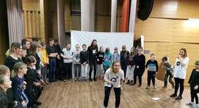 Pokaż zdjęcie: Warsztaty teatralne z mowy ciała prowadzone przez studentów aktorstwa z teatru STA w Poznaniu