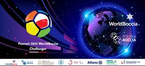 Pokaż zdjęcie: Po lewej stronie wielobarwna piłka do Bocci z biało-czerwonym akcentem z przodu, a po prawej stronie kula ziemska w galaktyce. Na dole logotypy organizatorów i partnerów „Poznań 2025 World Boccia Challenger”.