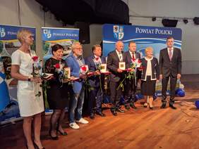 Pokaż zdjęcie: Wręczenie medali Powiatu Polickiego
