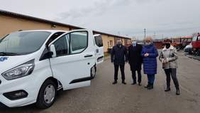 Pokaż zdjęcie: przekazanie busa w gminie Bodzechów; od lewej: Jerzy Murzyn – wójt gminy Bodzechów, Andrzej Michalski – dyrektor O/Świętokrzyskiego PFRON; Barbara Cudzik – dyrektor PCPR; pracownik pomocy społecznej