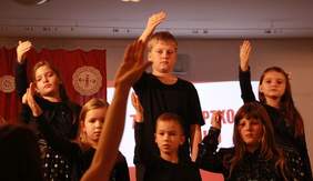 Pokaż zdjęcie: „Cicha noc” w języku migowym (źródło: ox-pl, fot. indi)