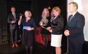 Pokaż zdjęcie: Wręczenie statuetki Agnieszce Nawrockiej - dyrektor SOSW dla Dzieci Niewidowmych i Słabowidzących 