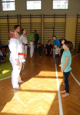 Pokaż zdjęcie: Zajęcia ruchowe na sali gimnastycznej