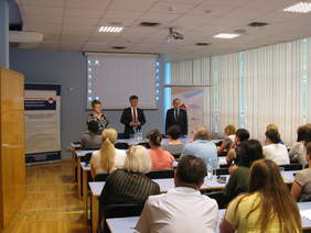 Powitanie uczestników spotkania. Od lewej pani Małgorzata Poręba - Biuro PFRON, pan Krzysztof Słoń Senator RP, pan Andrzej Michalski Dyrektor Oddziału Świętokrzyskiego PFRON