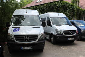 Pokaż zdjęcie: Dwa białe samochody