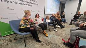 Pokaż zdjęcie: Rozmowa po pokazie filmu "Zręczni bezręczni" - na fotelach przed publicznością siedzą osoby bez rąk.  