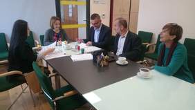 Pokaż zdjęcie: Podpisywanie Umowy Rehabilitacja 25+ ze Stowarzyszeniem Pomocy Dziecku i Rodzinie"Przyjazny Świat" z Mędrzechowa