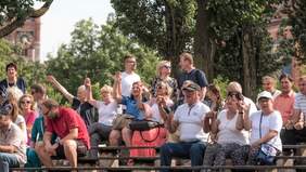 Uczestnicy pikniku i  koncertu