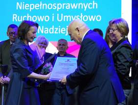 Pokaż zdjęcie: Wręczenie nagrody prezes Teresie Jaros - Ligaszewskiej