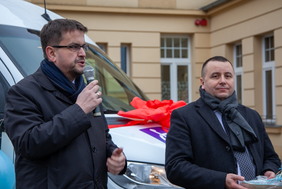 Pokaż zdjęcie: Dyrektor Oddziału w Zielonej Górze przemawia z mikrofonem w ręce na tle autobusu, a obok stoi Starosta Wschowski
