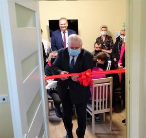 Burmistrz Ożarowa  Marcin Majcher przecina wstęgę 