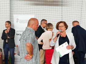 Pokaż zdjęcie: Pani Aleksandra Gierej, dyrektor Kujawsko-Pomorskiego Oddziału PFRON oraz Pan Krzysztof Głombowicz, prowadzący konferencje, zachęcali do odwiedzania stoisk wystawców