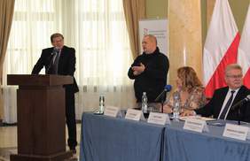 Pokaż zdjęcie: Wystąpienie zastępcy prezesa zarządu PFRON Tomasza Maruszewskiego na mównicy